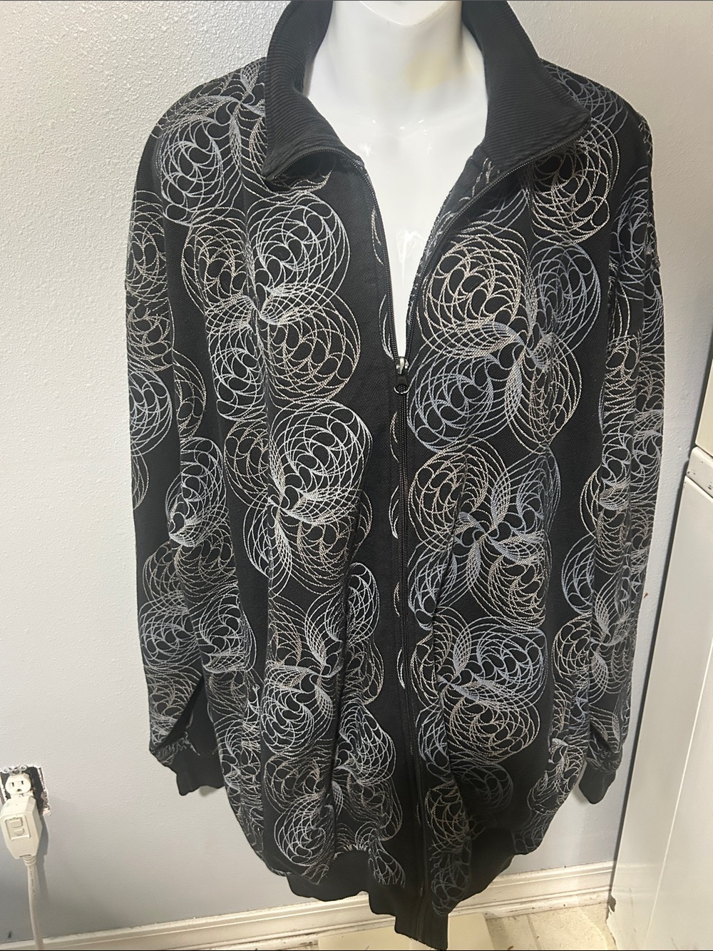 4Fatherz Black Zip-Front Women's Jacket with Spiral Pattern Size 2XL